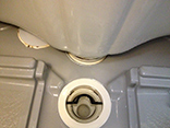 浴槽エプロン内部(バス下部)のカビ汚れ、塩素洗剤や細身のブラシで除去します。